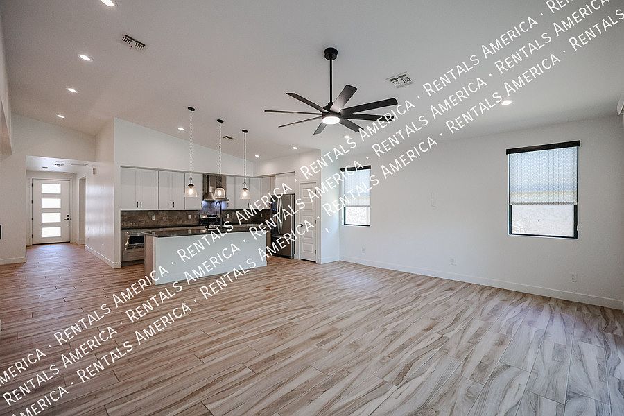 1st image of 2418 E Amelia Ave