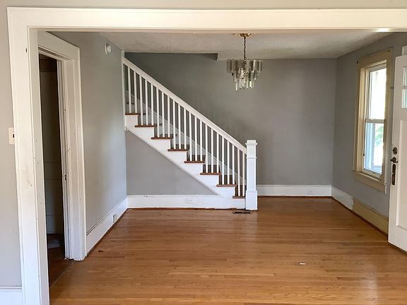 3rd image of 837 Queen Ave NW