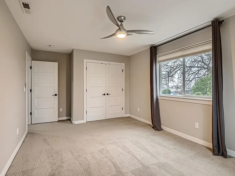 1225 NE Holland St — Photo 11
