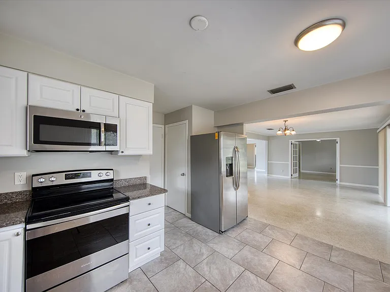 1901 Dolphin Dr — Photo 11