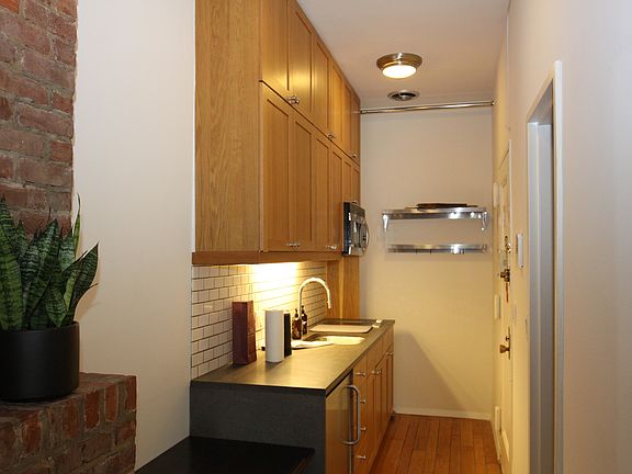 3rd image of 72 1/2 Irving Pl APT 7