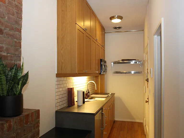 72 1/2 Irving Pl #7 — Photo 3