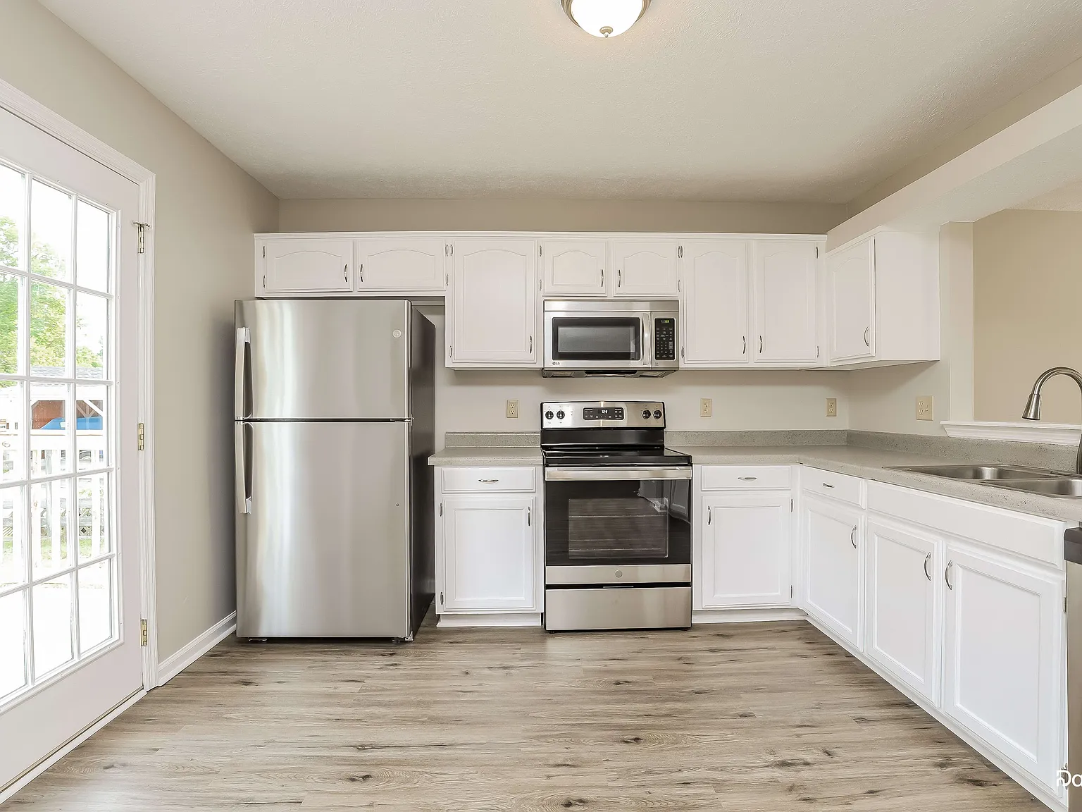 3 bed, 2.5 bath, 1914 sqft, $2,195 — Photo 2