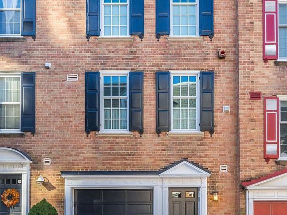 4th image of 2528 Queen Annes Ln NW