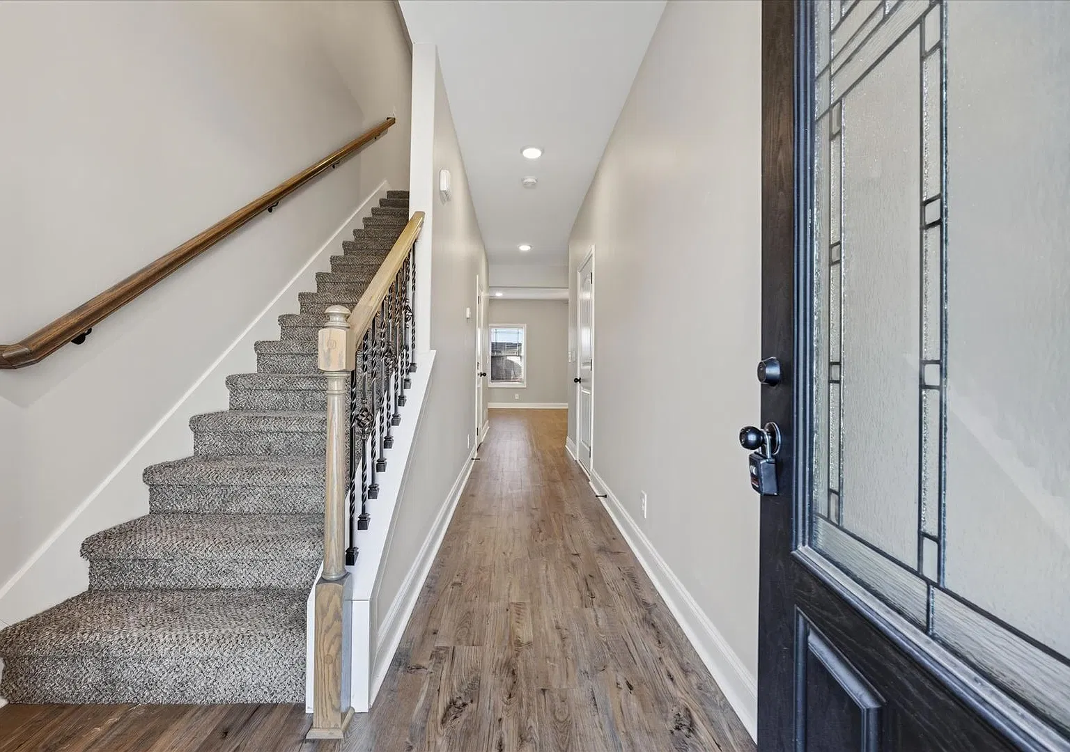 Pet Friendly Three Bedroom with Garage! — Photo 2