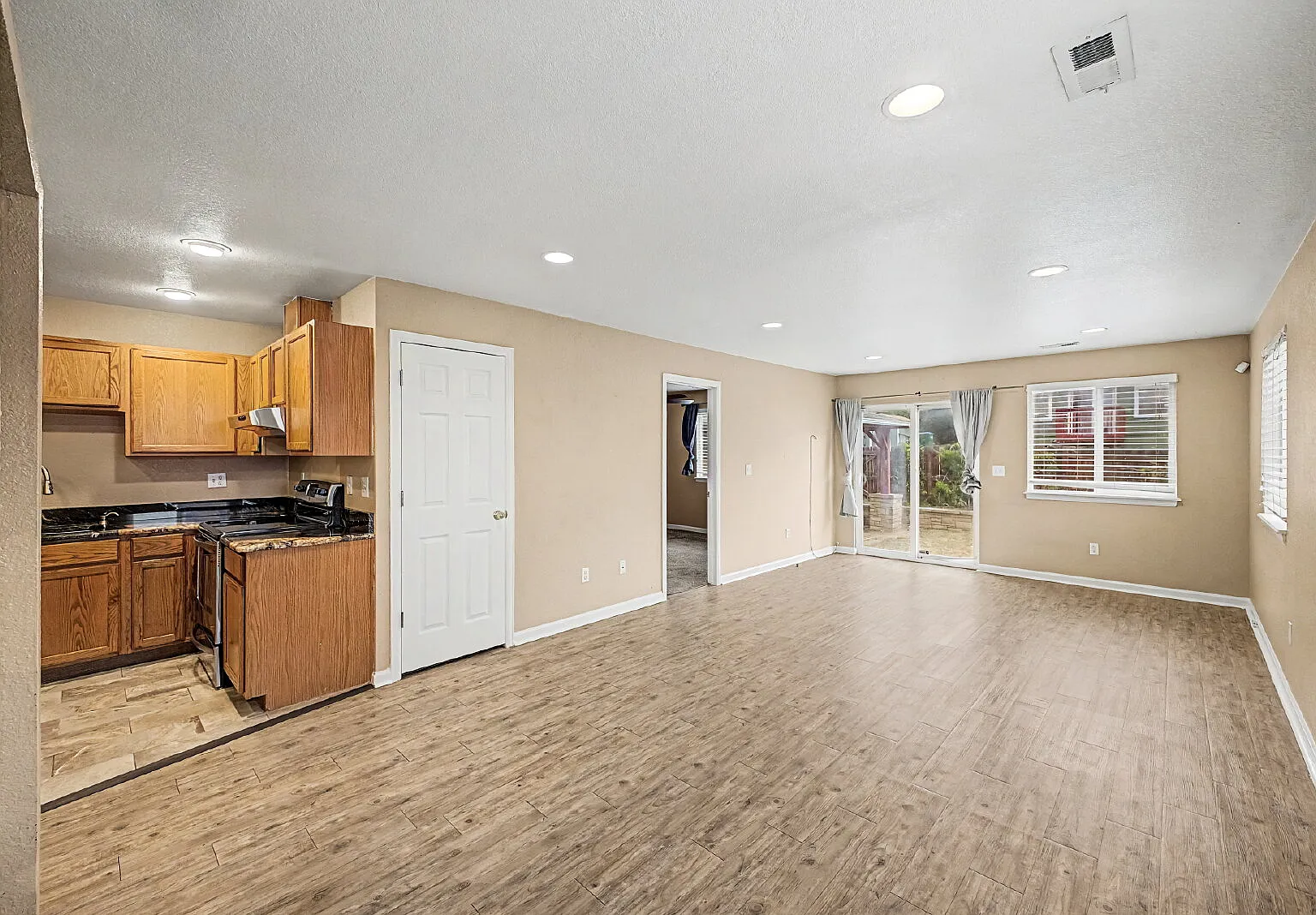 3 bed, 2.0 bath, $2,150 — Photo 4