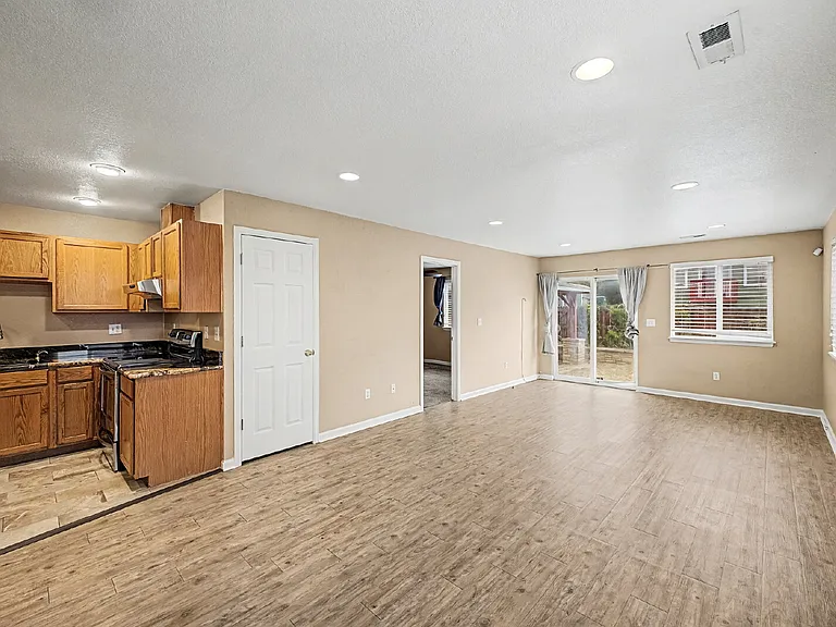 2073 W Hillside Ave — Photo 4