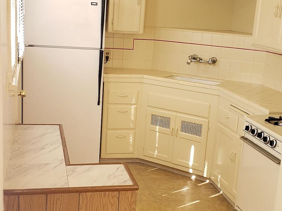Full sized fridge, oven & stove
