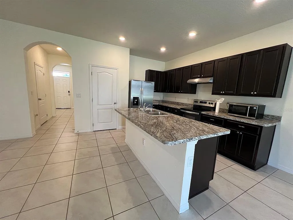 3 bed, 2.5 bath, 1720 sqft, $2,100 — Photo 4