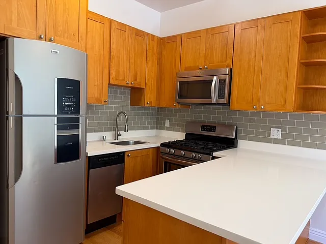 Stanyan At Oak Apartments — Photo 4
