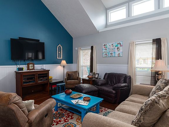 3rd image of 325 Lakes Dr N