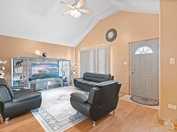 3rd image of 4601 S Winchester Ave