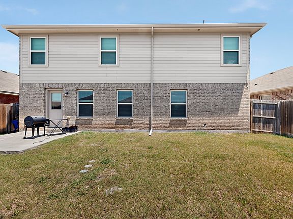 4th image of 2329 Julia Ln
