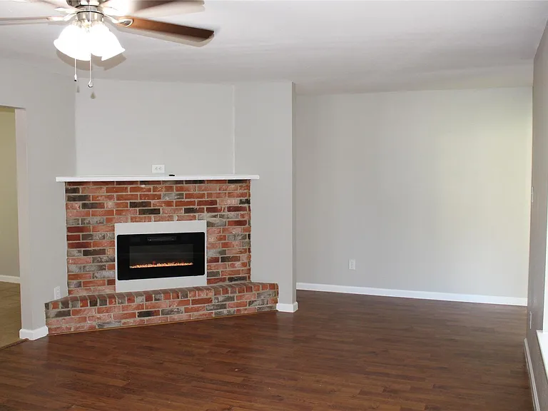 121 Mary Ln — Photo 2