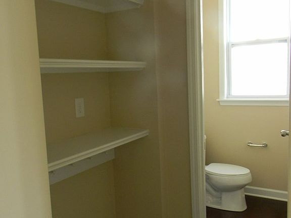 5th image of 131 Farmers Folly Dr