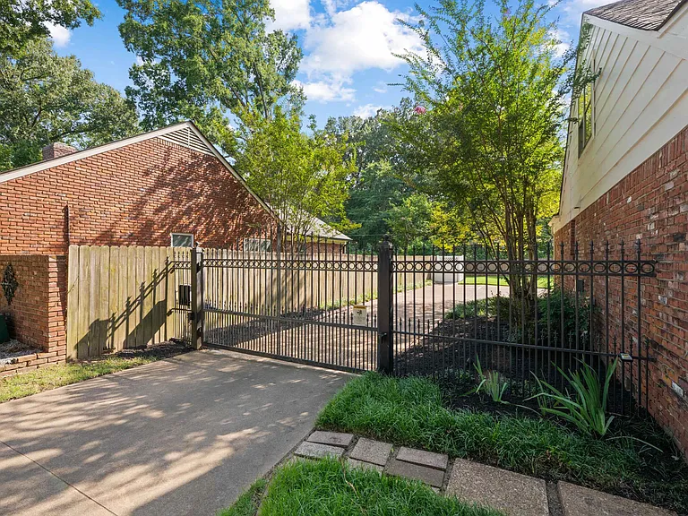 1539 Brookside Dr — Photo 9