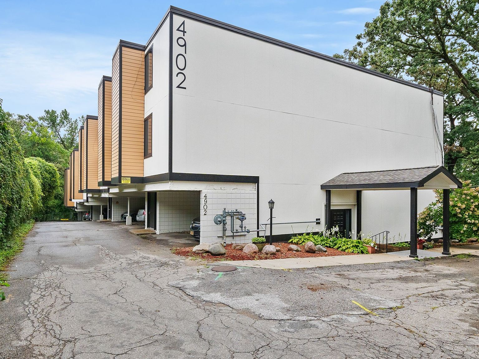 4902 University Ave APT 325