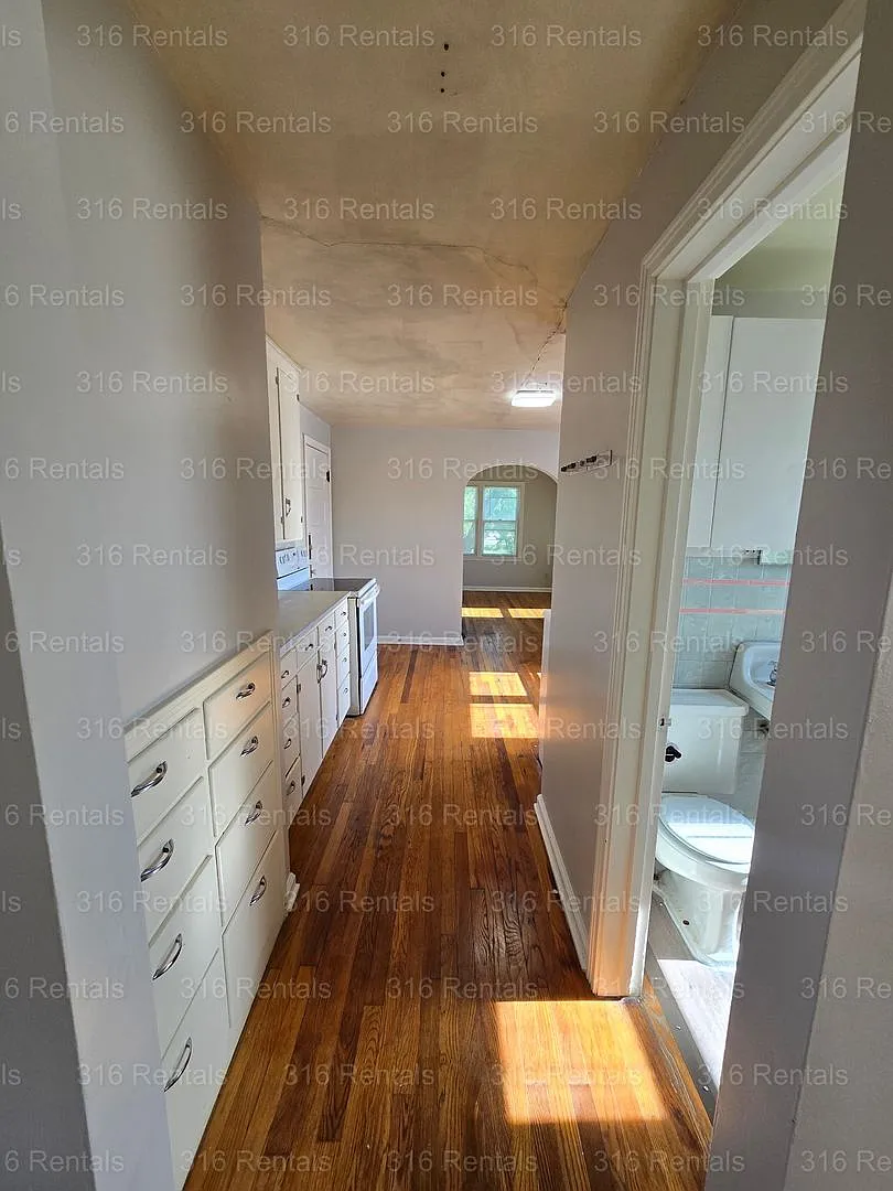 121 W 2nd St — Photo 4