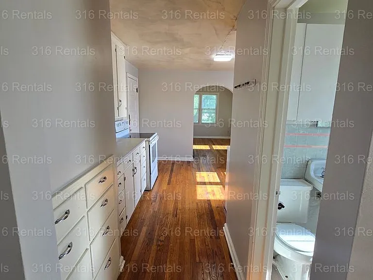121 W 2nd St — Photo 4