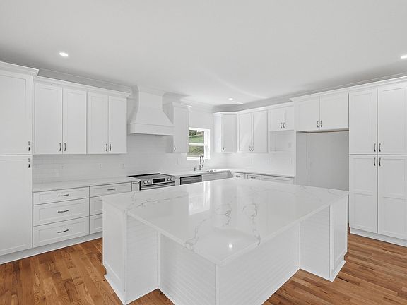 2nd image of 930 Lullwater Rd