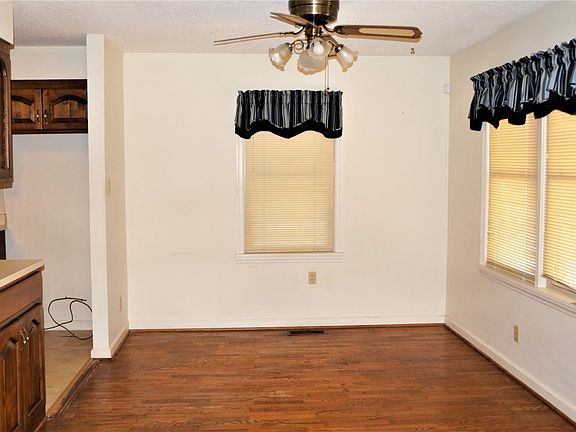 5th image of 916 E Baker Dr