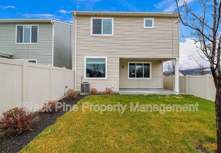 1873 N Justin Ave — Photo 32