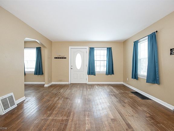 4th image of 1595 Redwood Ave