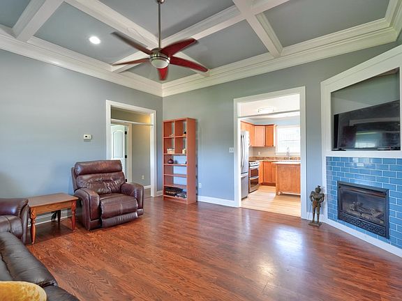 3rd image of 224 Metcalf Ct