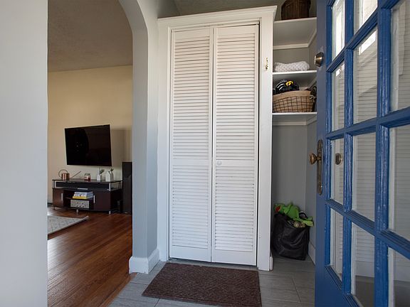 5th image of 6110 N Rosslyn Ave