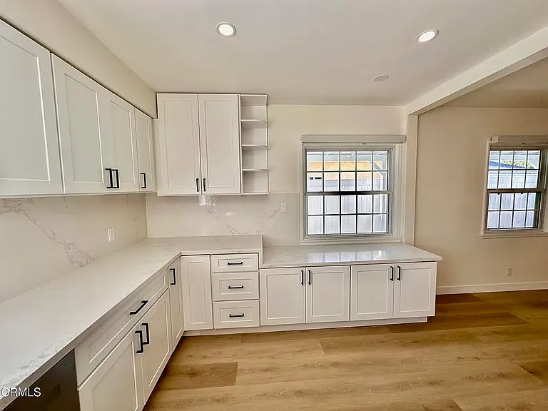 17451 Keswick St — Photo 6