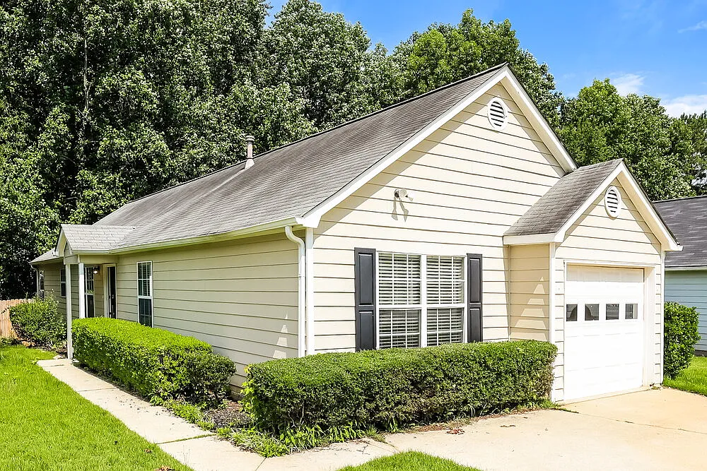 3 bed, 2.0 bath, 1172 sqft, $1,640 — Photo 3
