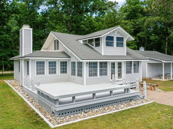 8530 W Higgins Lake Dr, Roscommon, MI 48653