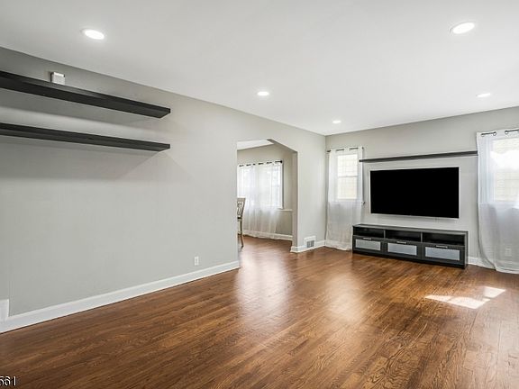 5th image of 16 Pleasant Ave