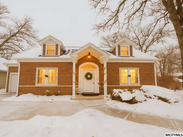 812 1st St NW, Mason City, IA 50401