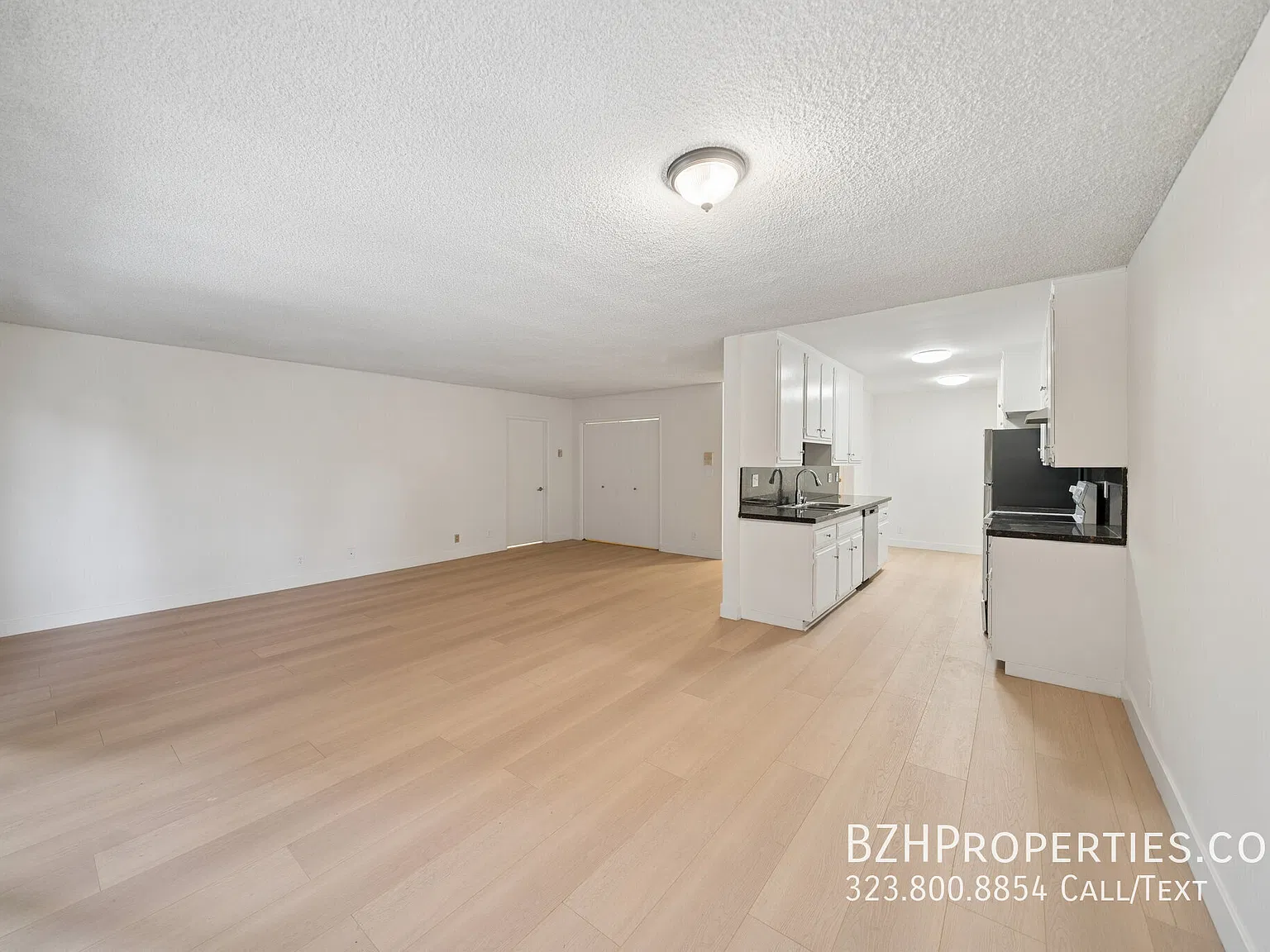 Sunny Front-Facing Westwood Residence Near UCLA | 2 Bed + 2 Bath — Photo 2