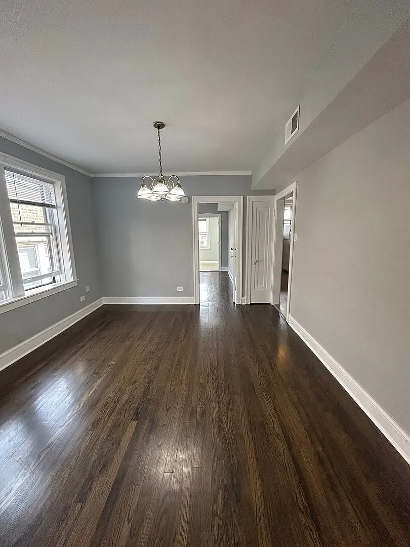 Horner Park Huge 2-Bedroom / 1-Bath + Den In-Unit W/D Available Now! — Photo 1
