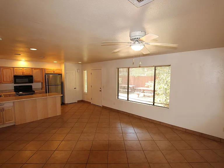 814 W Summit Ave — Photo 2