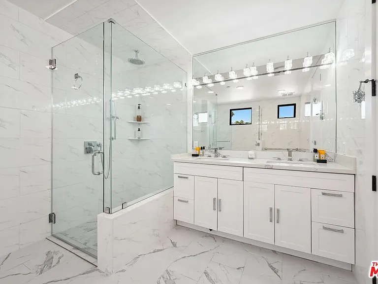 137 N Doheny Dr #3 — Photo 34