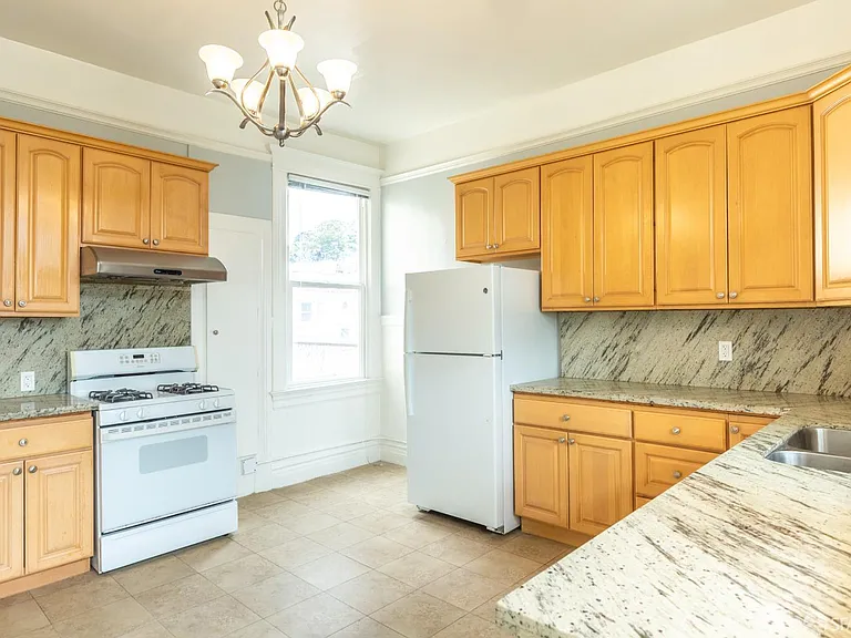 553 Green St — Photo 4
