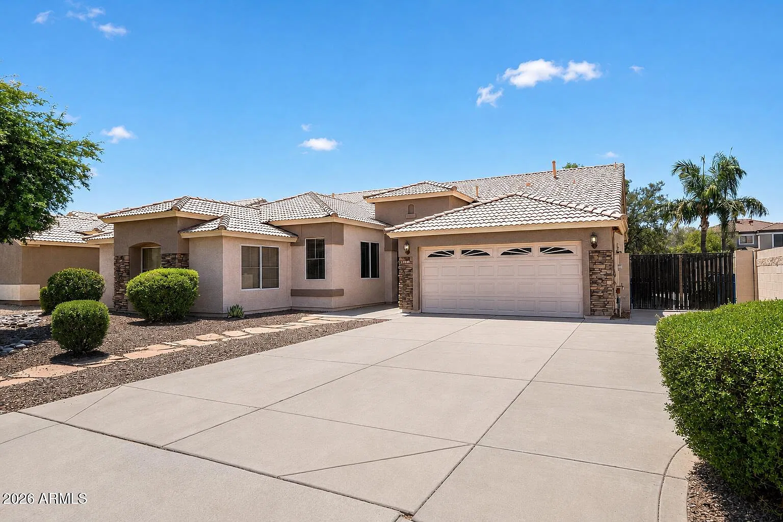 5 bed, 2.0 bath, 2544 sqft, $5,000 — Photo 1