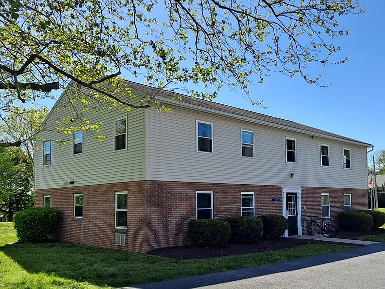 Charlotte Place Apartments — Photo 1