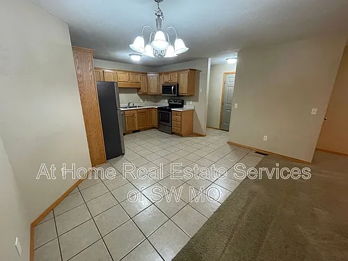 933 N Madison Ave Photo 1