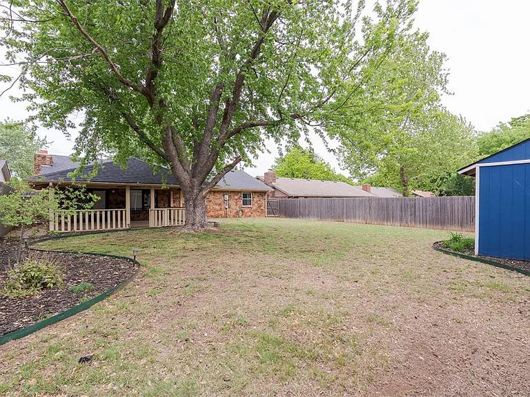 320 Elwood Dr — Photo 32