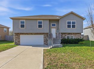 21285 W 219th St, Spring Hill, KS 66083