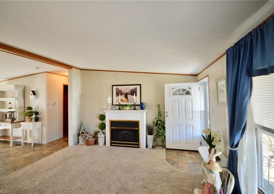 68 Periwinkle Dr Olmsted Falls OH | Zillow