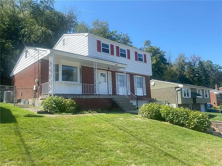 439 Crestview Dr — Photo 3