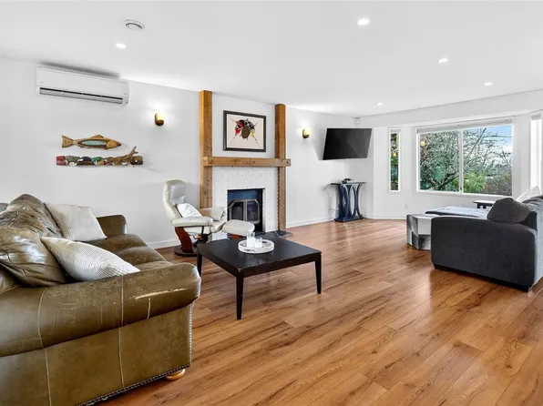 3990 Bow Rd, Saanich, BC V8N 3B1