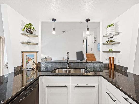 4th image of 1201 Starkweather Ave #D