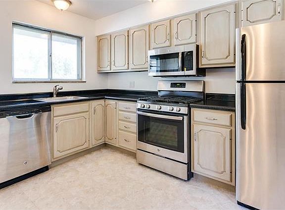 4th image of 38 Airshire Pl
