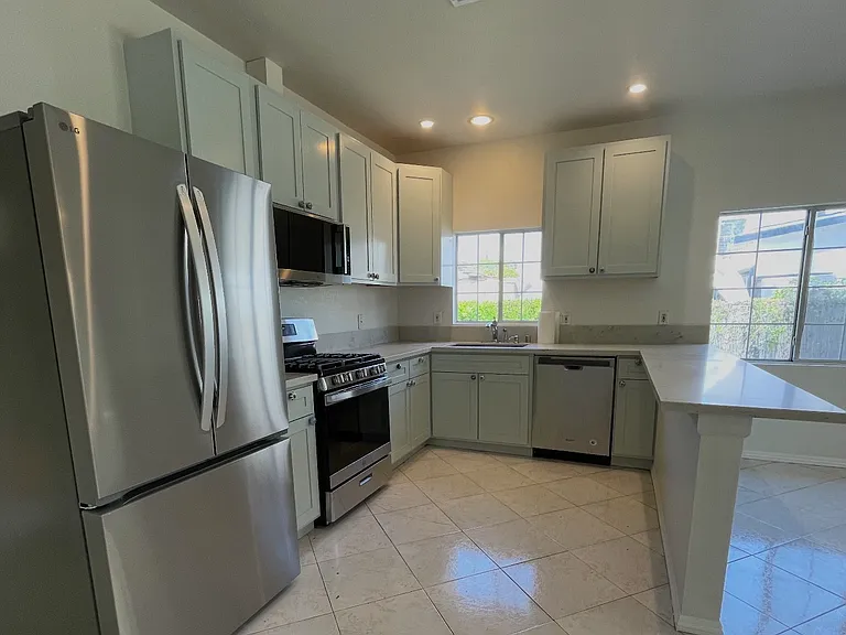 1759 W 35th St — Photo 9
